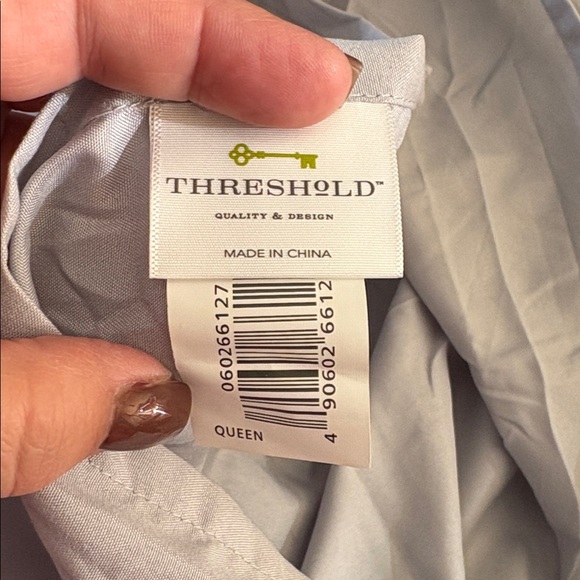 Red and gray queen bedding - Picture 8 of 11